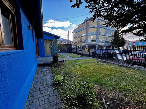 Amplia y luminosa casa en alquiler solo para uso comercial c/cochera descubierta