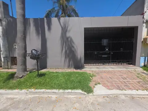 Venta casa 4 ambientes con cochera en Bernal Oeste