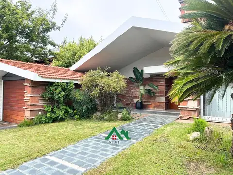 Casa en alquiler en Cerro de las Rosas – Ideal oficina comercial con cocheras propias