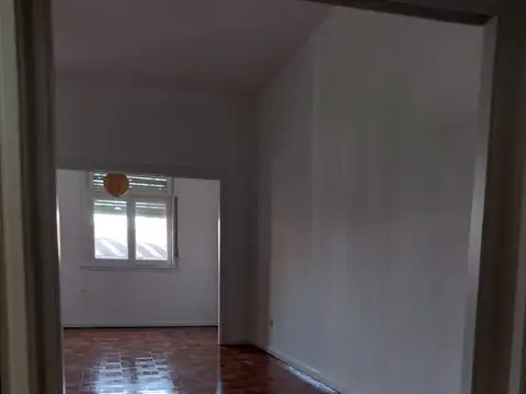 DEPARTAMENTO DE TRES AMBIENTES  SIN EXPENSAS EN ALQUILER  POR ESCALERA