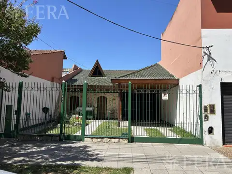 Venta Casa para dos familias con patio y cochera en Banfield