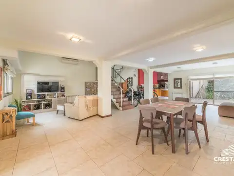 Venta - Casa 4 dormitorios - Barrio Parque Field, Rosario.