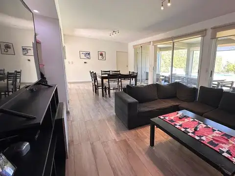 Venta Casa con pileta  Villa Olivos Ramal Pilar