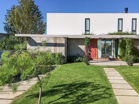 Casa en Alquiler con 1 cochera