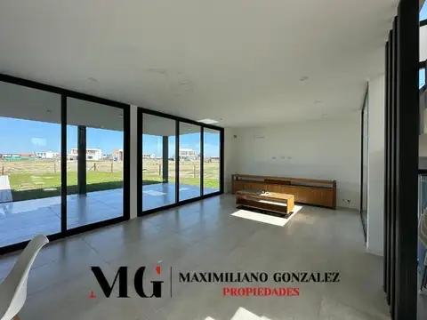 Casa 7 ambientes con 5 baños