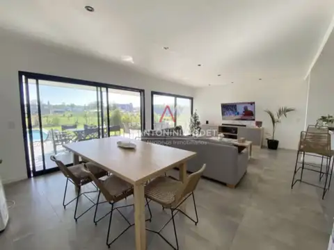 Casa en Alquiler con 2 cocheras