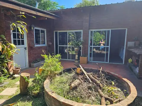 En Venta en El Palomar CHALET de dos plantas, 6 amb. hecha a nuevo. tres cuadras de la estación FICHA 9831