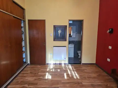 En Venta en El Palomar CHALET de dos plantas, 6 amb. hecha a nuevo. tres cuadras de la estación FICHA 9831