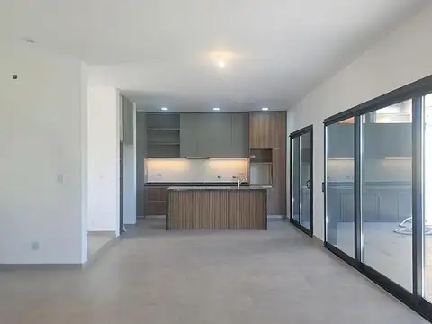 Casa 4 ambientes con 3 baños