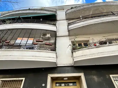Excelente Departamento de 2 Ambientes reciclado con Gran Patio.
