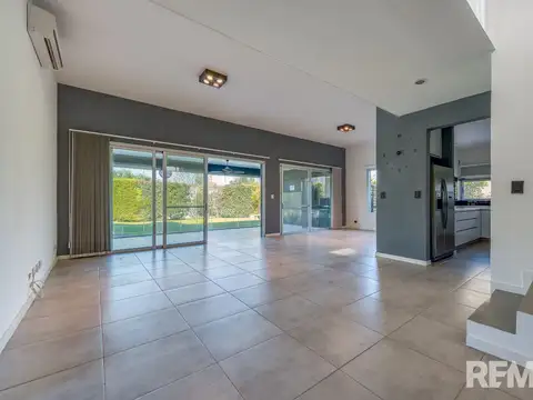 Casa en Venta con 4 cocheras