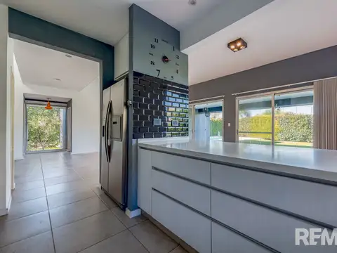 VENTA CASA 6 AMB  JARDIN Y PILETA MANZANARES CHICO