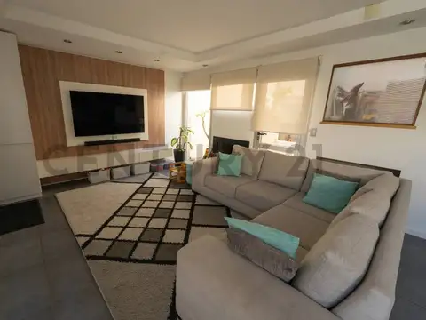 Casa en Venta con 2 cocheras