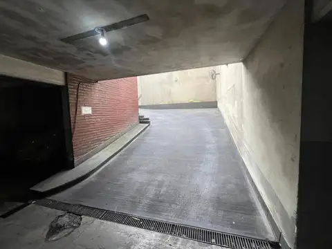 Alquiler, cochera, pleno Lanúsita. Techada en subsuelo