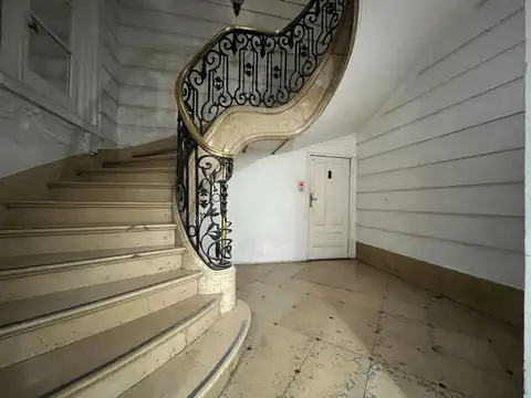 EDIFICIO ÚNICO EN ESQUINA P/ OFICINA O DESARROLLO