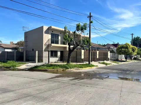 AMPLIO Y LUMINOSO DUPLEX 3 AMBIENTES EN CONDOMINIO RESIDENCIAL. 