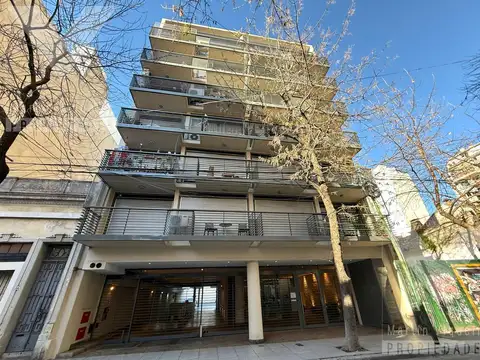 Monoambiente con balcón, cochera cubierta, baulera. Amenities.