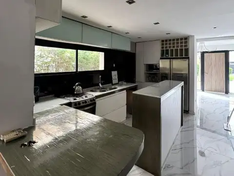 Casa 7 ambientes con 5 baños