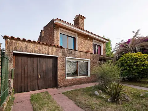Casa 9 ambientes con 3 baños
