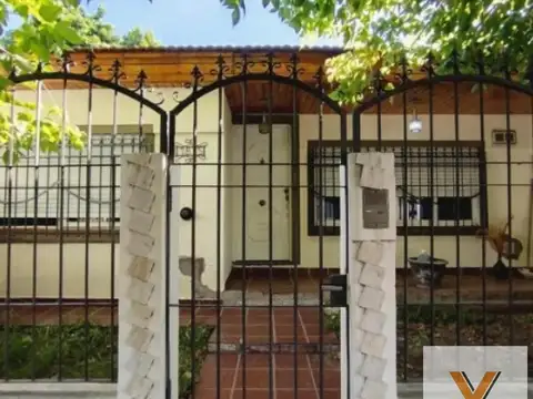 Casa en venta - 2 Dormitorios 1 Baño - Isidro Casanova