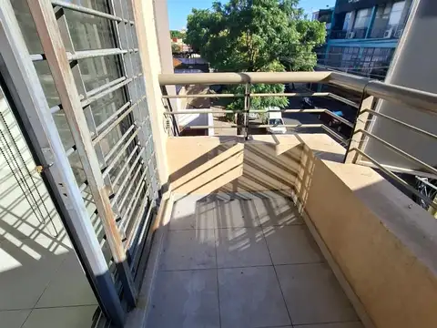 Luminoso Monoambiente Dividido con Balcón al Frente