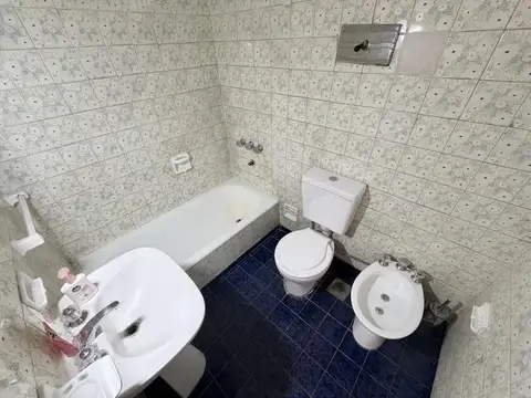 Departamento tres ambientes en muy buena ubicación.