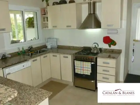 Casa 5 ambientes con 2 baños