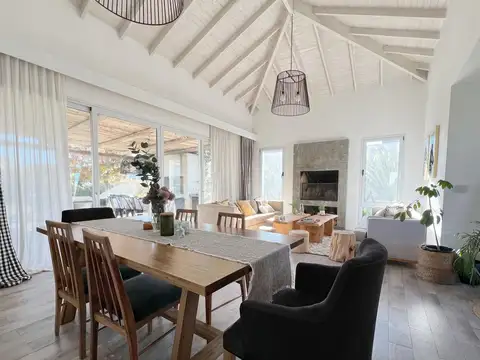 Casa en Venta con 2 cocheras