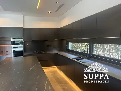 Casa en Venta con 4 cocheras