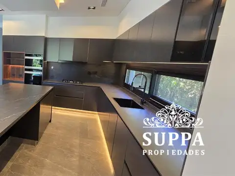 Casa 7 ambientes con 6 baños