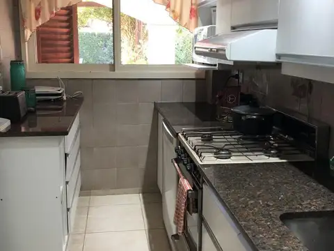 Casa 5 ambientes con 2 baños