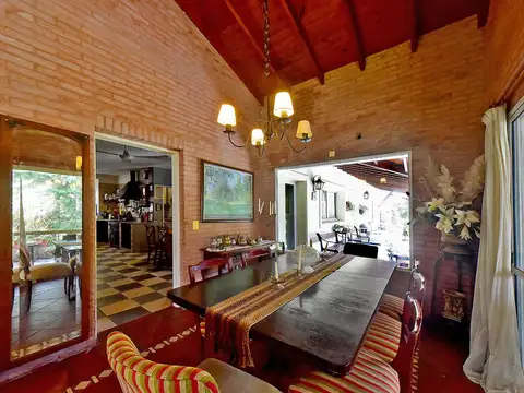 Casa en Venta con 2 cocheras