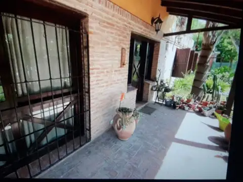 VENTA de Chalet 4 Amb. Parque Leloir, Ituzaingo