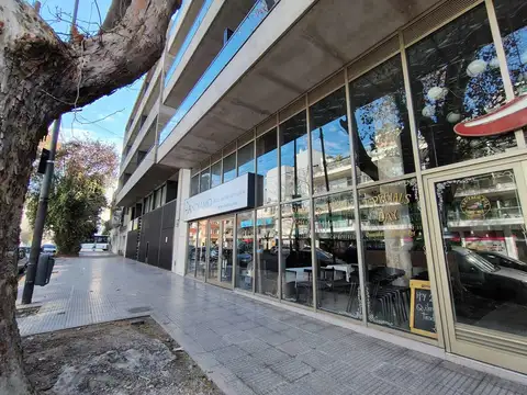 MUY BUEN LOCAL A LA VENTA , UBICACION ESTRATEGICA EN EL CORREDOR DO HO