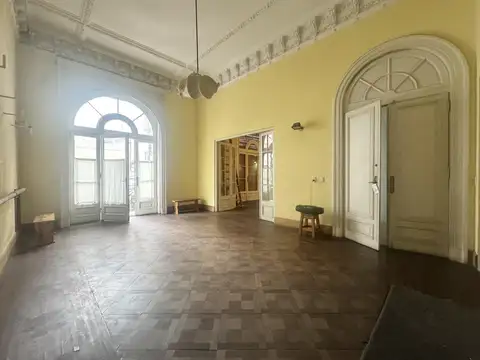 Increible PH tipo CASA en venta con terraza propia, ideal para destino comercial o vivienda.