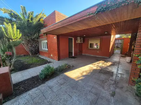 ALQUILER  CASA DE TRES AMBIENTES CON COCHERA Y JARDIN