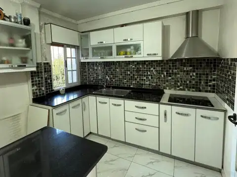 Casa en venta con local sobre avenida en Moreno
