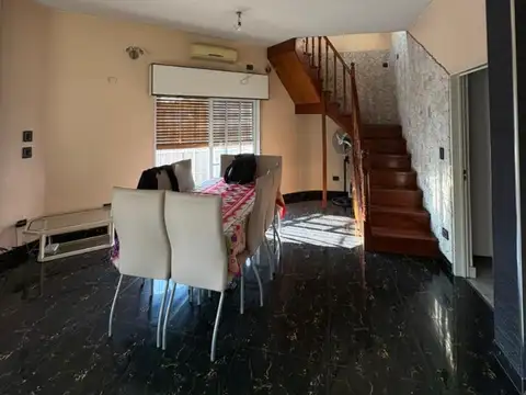 Casa 6 ambientes con 2 baños