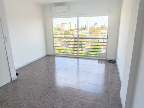 Amplio monoambiente con A/A en Caseros en Alquiler