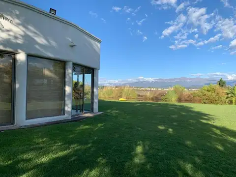 Casa 2 ambientes con 2 baños