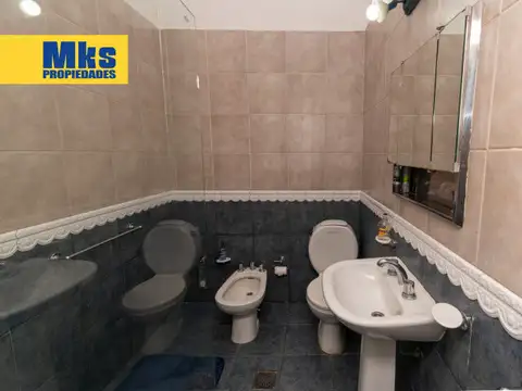 Venta. Ph 8 ambientes. 2 plantas.  Quincho, patio y terraza.