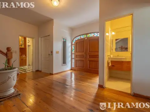 Casa en Venta con 3 cocheras
