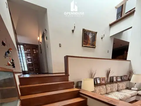 Casa en Alquiler con 2 cocheras