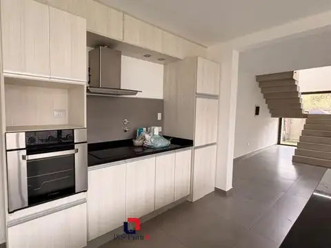 Casa en Alquiler con 2 cocheras
