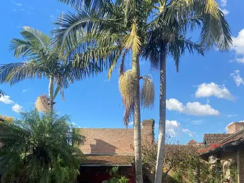CASA EN VENTA LOMAS DE SAN ISIDRO  4 DORM  JARDÍN + PILETA  EXCELENTE ESTADO