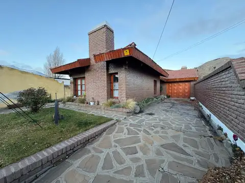 Esquel - Venta amplia casa a metros del centro
