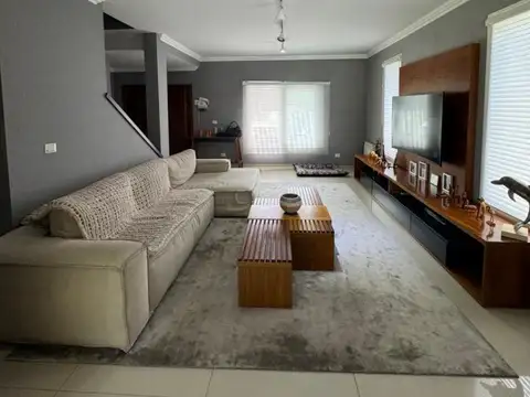 Casa 4 ambientes con 5 baños