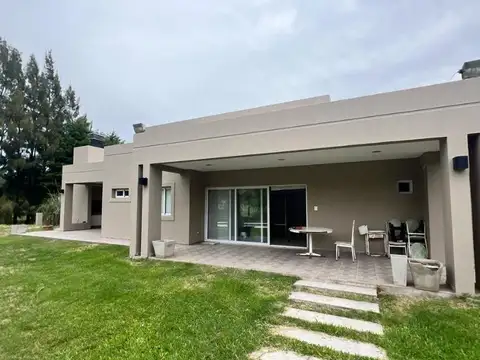 Excelente Casa En Chacras Del Barrio San Vicente 