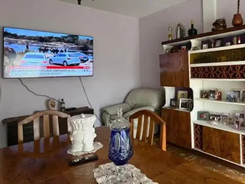 Venta amplio depto de 4 amb (planta alta)