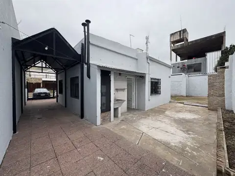 Casa 3 ambientes con amplio espacio guardacoches en Berazategui